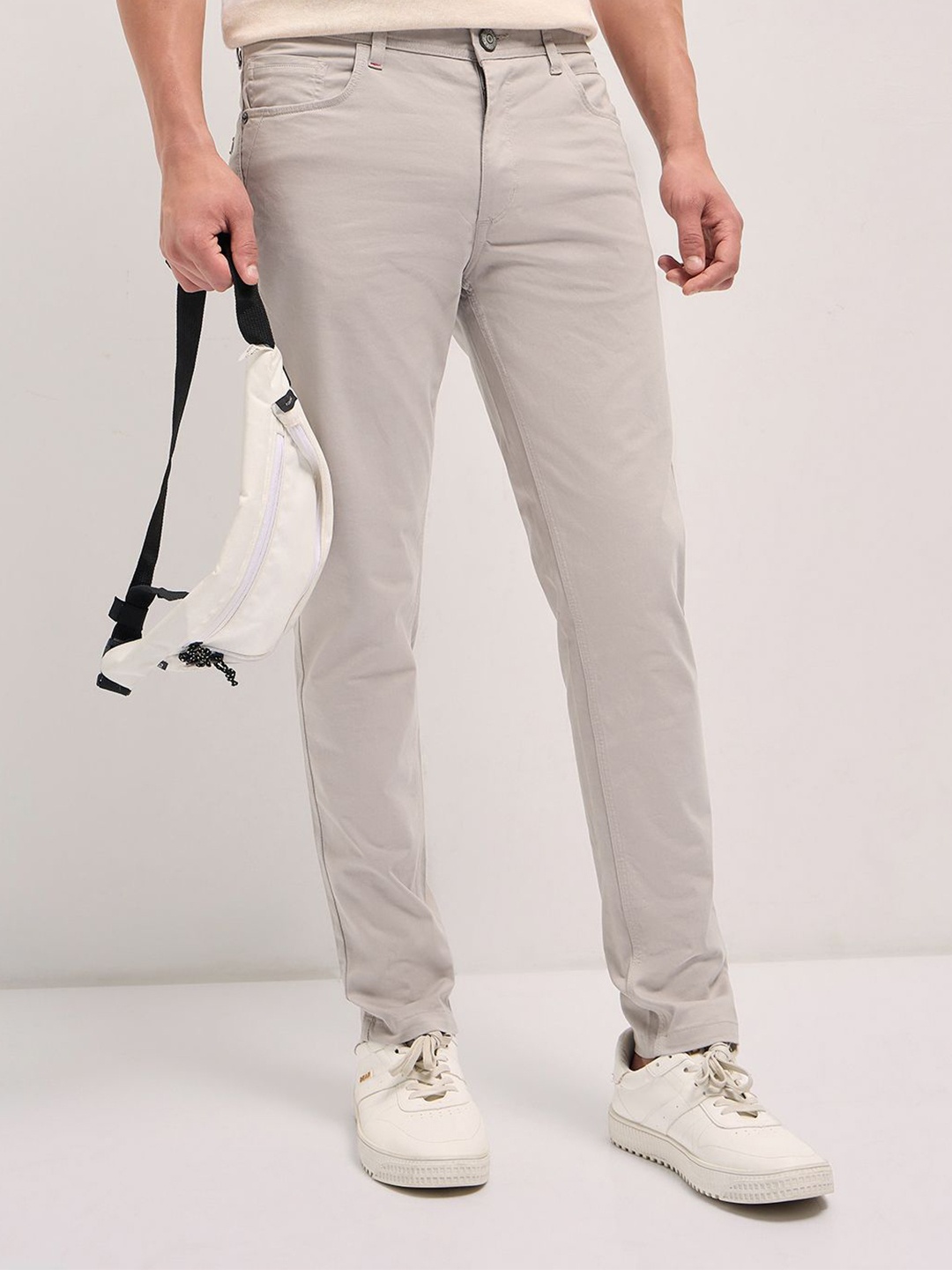 

THE BEAR HOUSE Men Cotton Solid Slim Fit Chinos Trousers, Cream