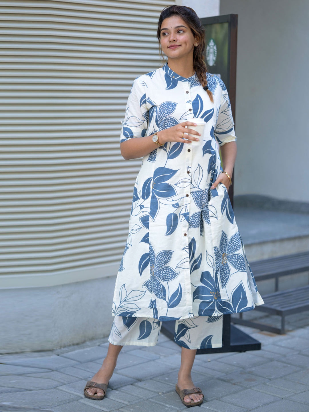 

DIVASTRI Floral Printed Mandarin Collar A-Line Kurta With Palazzos, White