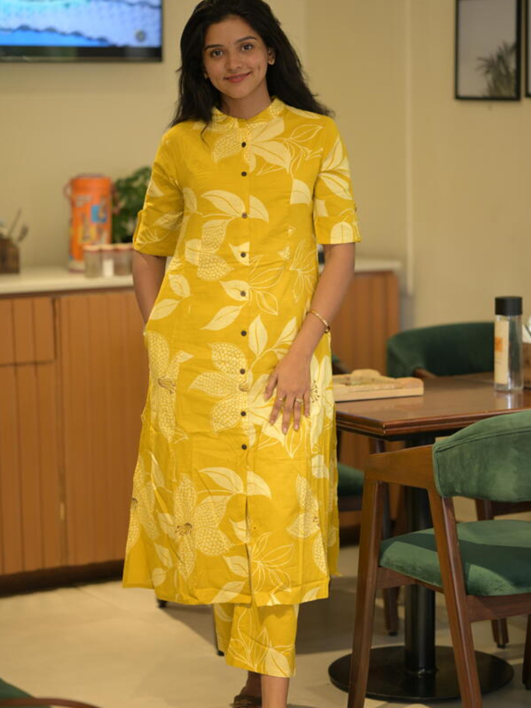 

GoSriKi Floral Printed Mandarin Collar A-Line Kurta With Palazzos, Yellow