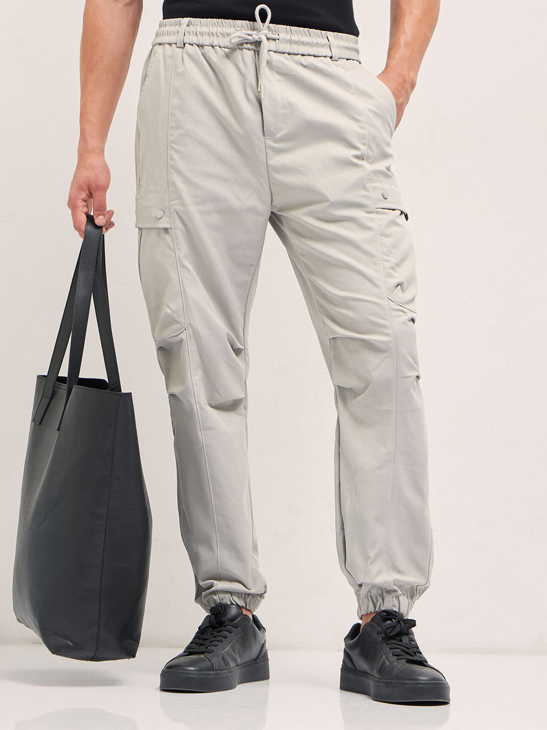 

THE BEAR HOUSE Men Solid Relaxed Fit Cargo Trouser, Grey