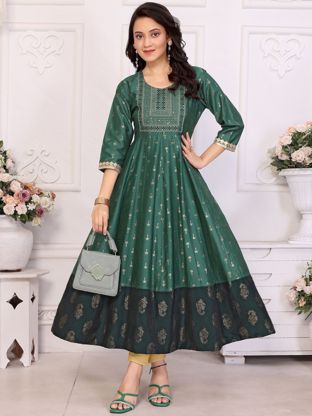 

Rangita Floral Printed Round Neck Sequinned Panelled Anarkali Kurta, Green