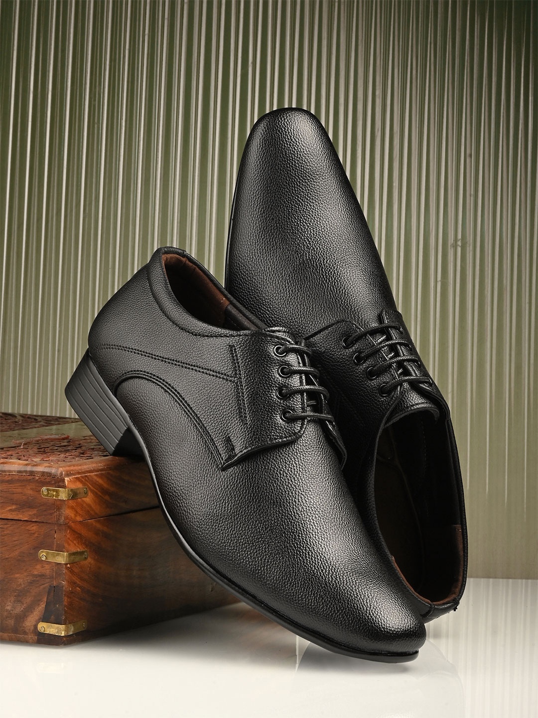 

WAINERS Men Textured Leather Derbys, Black