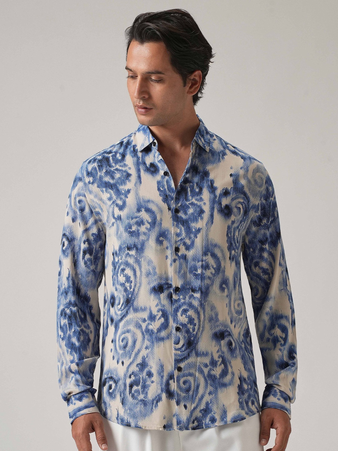 

Banana Club Men Blue Distort Paisley Print Feather Shirt