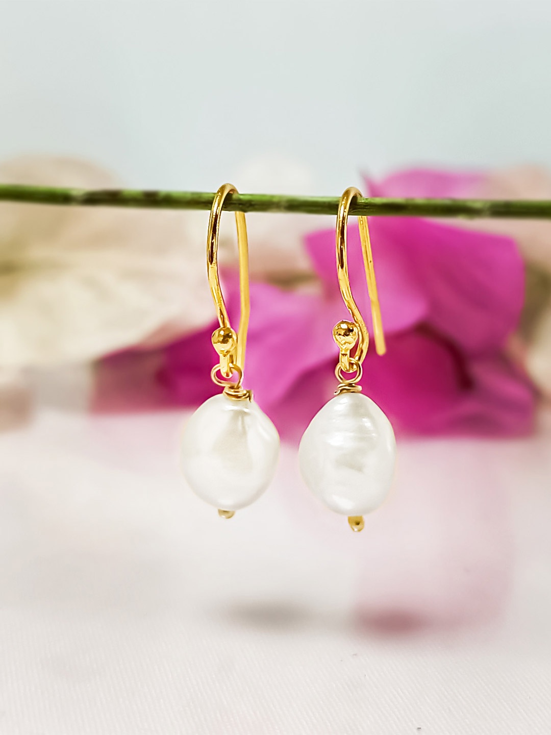 

INARI SHINES 925 Sterling Silver Gold-Plated Pearls Beaded Oval Drop Earrings