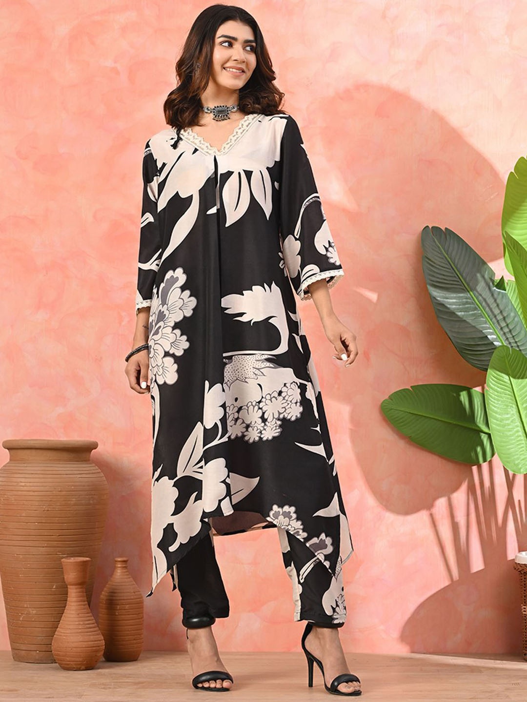 

Sangria Floral Printed V-Neck A-Line Kurta With Trousers, Black