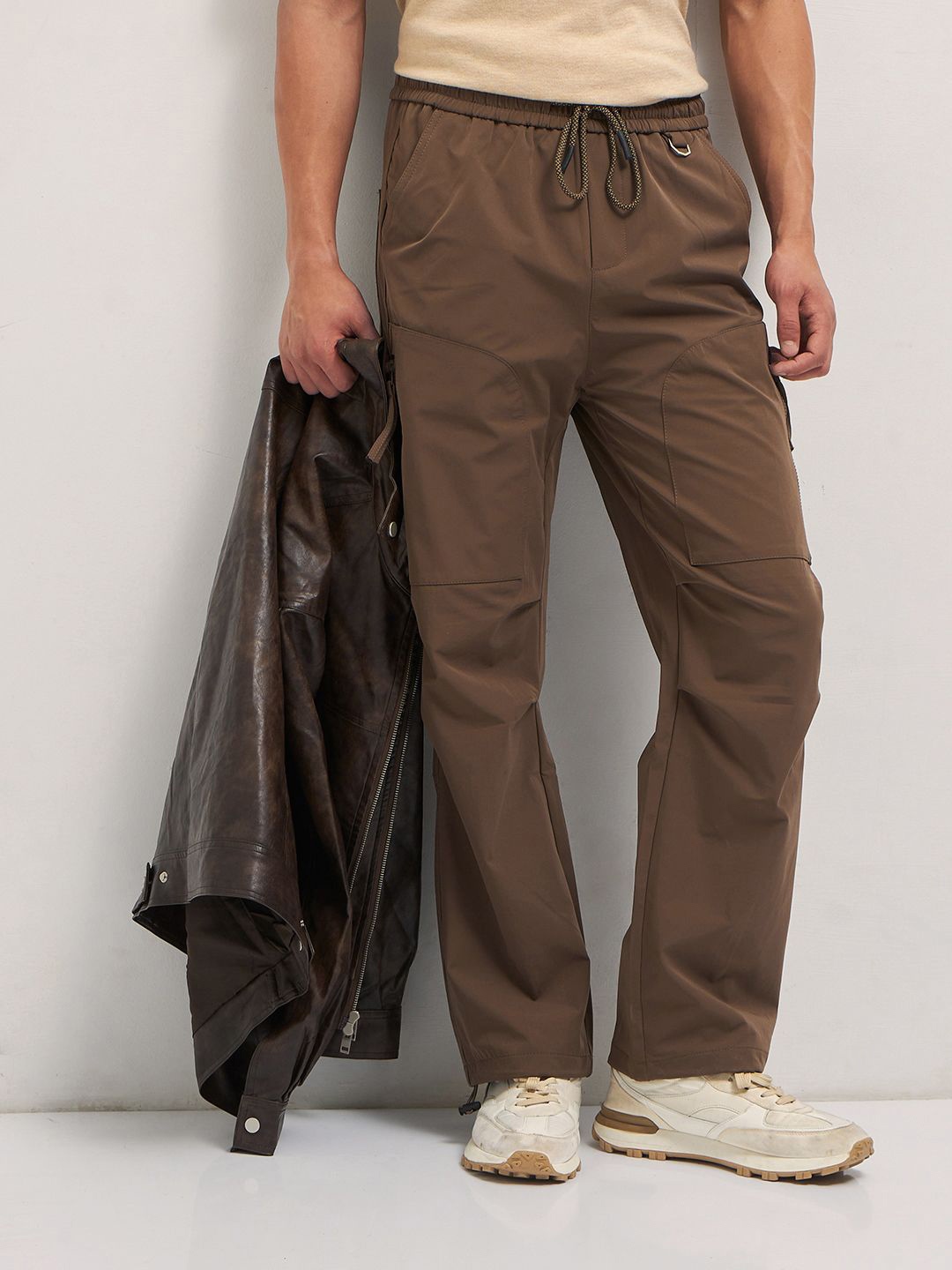 

THE BEAR HOUSE Men Solid Mid-Rise Relaxed Fit Cargos, Brown