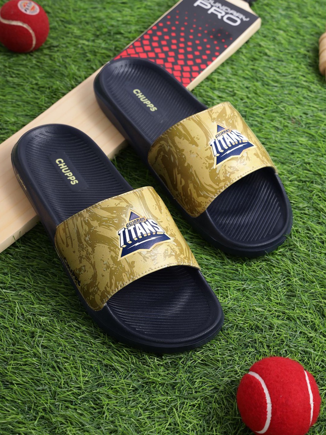 

CHUPPS Men Printed Gujrat Titans Hero Sliders, Gold