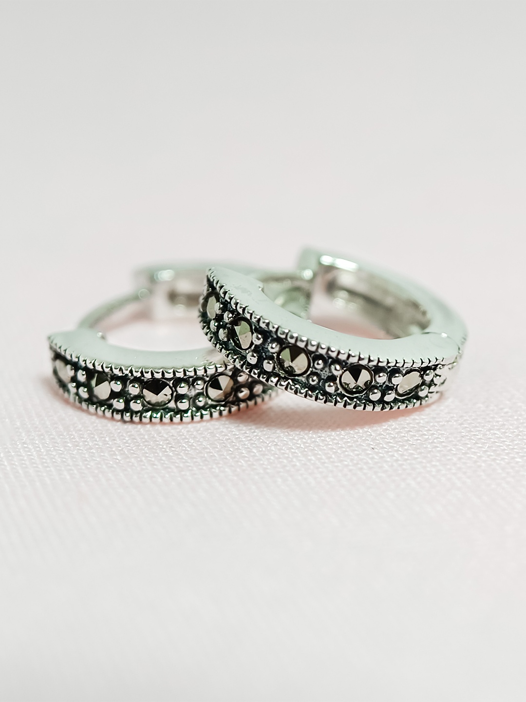 

INARI SHINES 925 Sterling Silver Rhodium-Plated Stone Studded Circular Hoop Earrings