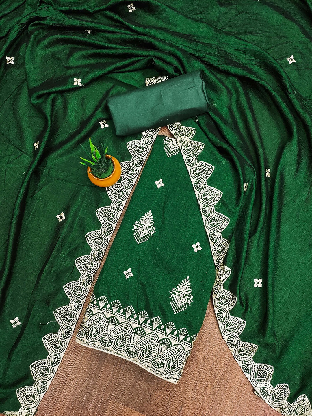 

SHADOW & SAINING Embroidered Unstitched Dress Material, Green
