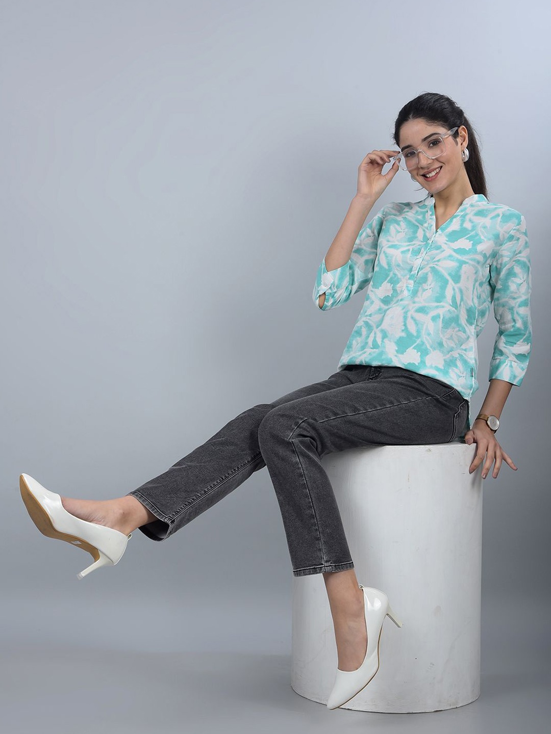 

Crimsoune Club Women Floral Printed Mandarin Collar Cuffed Sleeves Shirt Style Top, Green