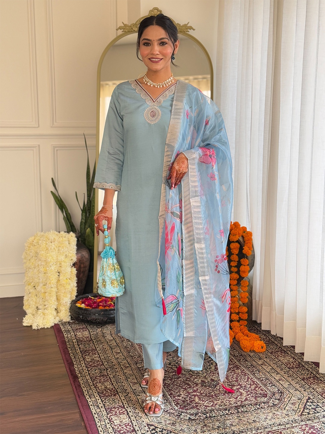 

Growdamy Floral Yoke Design V Neck Thread Work Kurta With Trousers & Dupatta, Grey