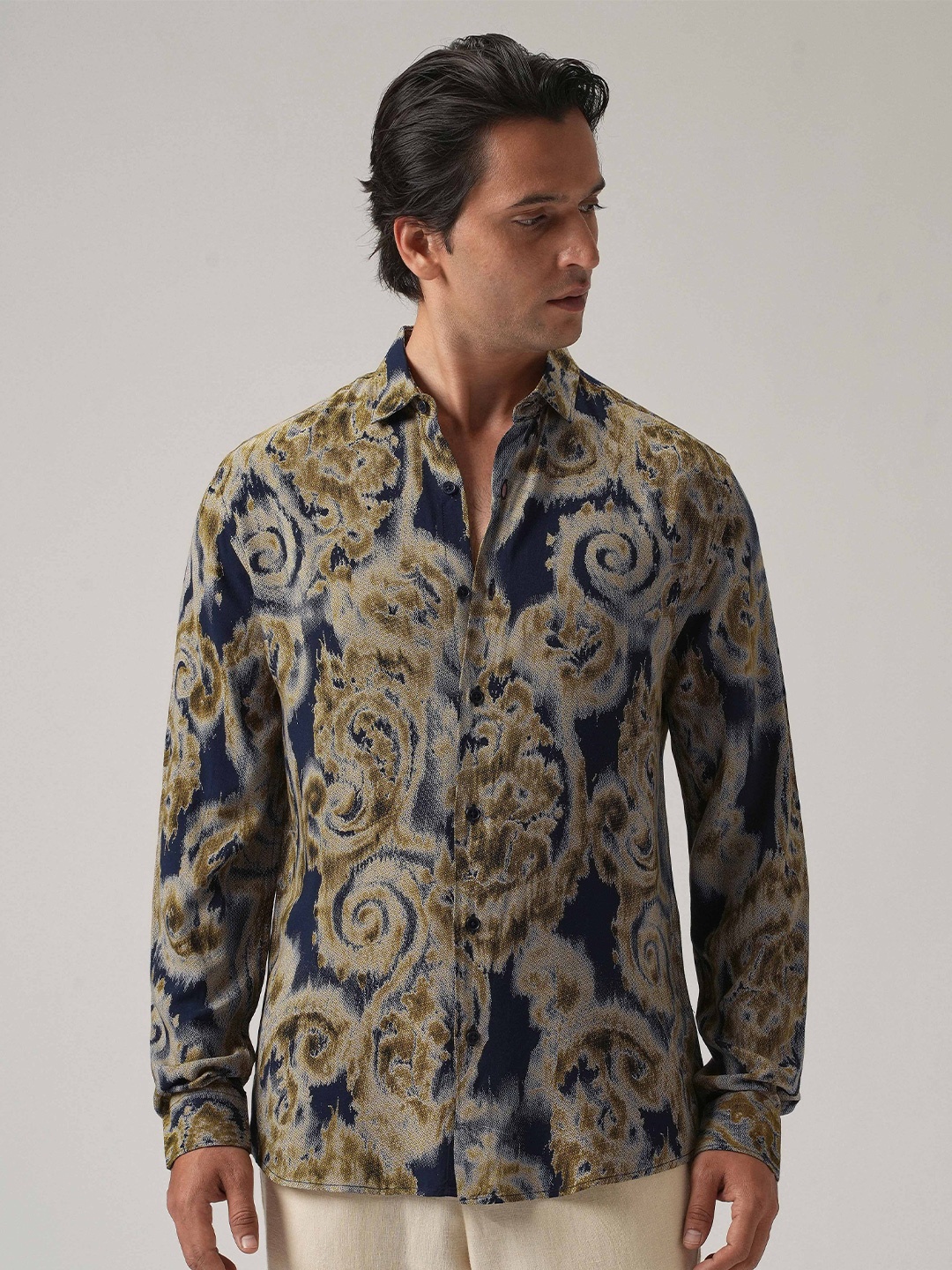 

Banana Club Men Olive Distort Paisley Print Feather Shirt