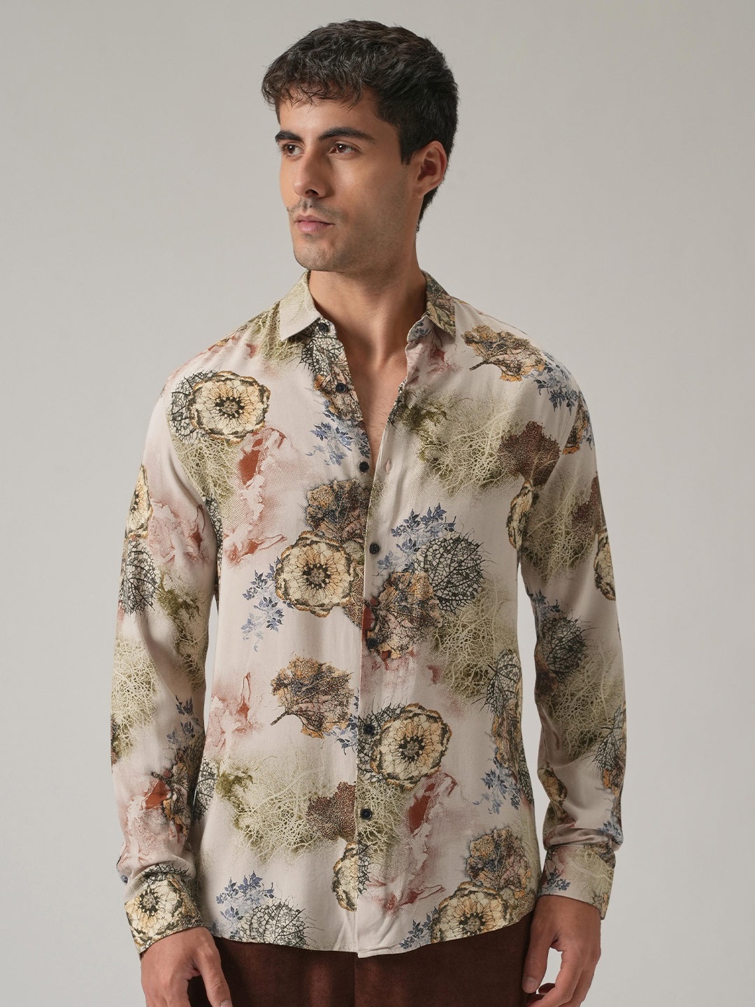 

Banana Club Men Beige Flora Print Feather Shirt