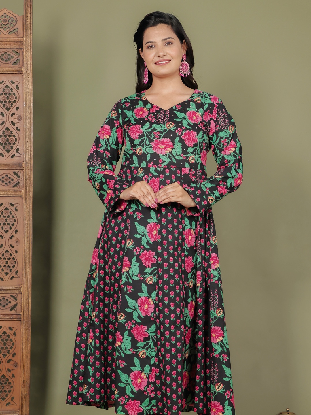 

Aramya Floral Printed V Neck Sequins Pure Cotton Anarkali Kurta, Black