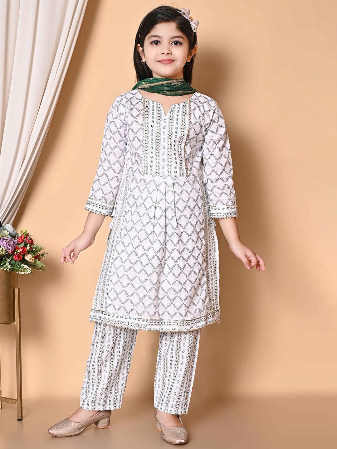 

GLAMOUR WORLD GARMENTS Girls Floral Printed Regular Kurta with Trousers & With Dupatta, Green