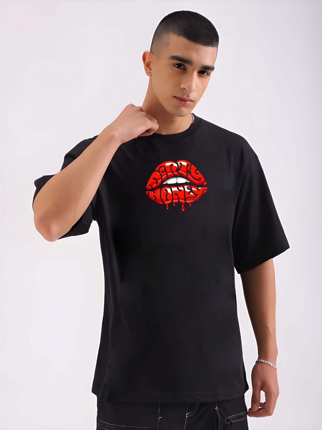 

THE BEETEL HOUSE Men Graphic Printed Round Neck Cotton Oversized T-shirt, Black