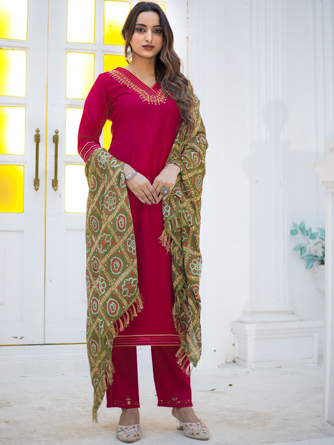 

MITTOO Floral Yoke Design V-Neck Thread Work Straight Kurta With Trouser & Dupatta, Pink