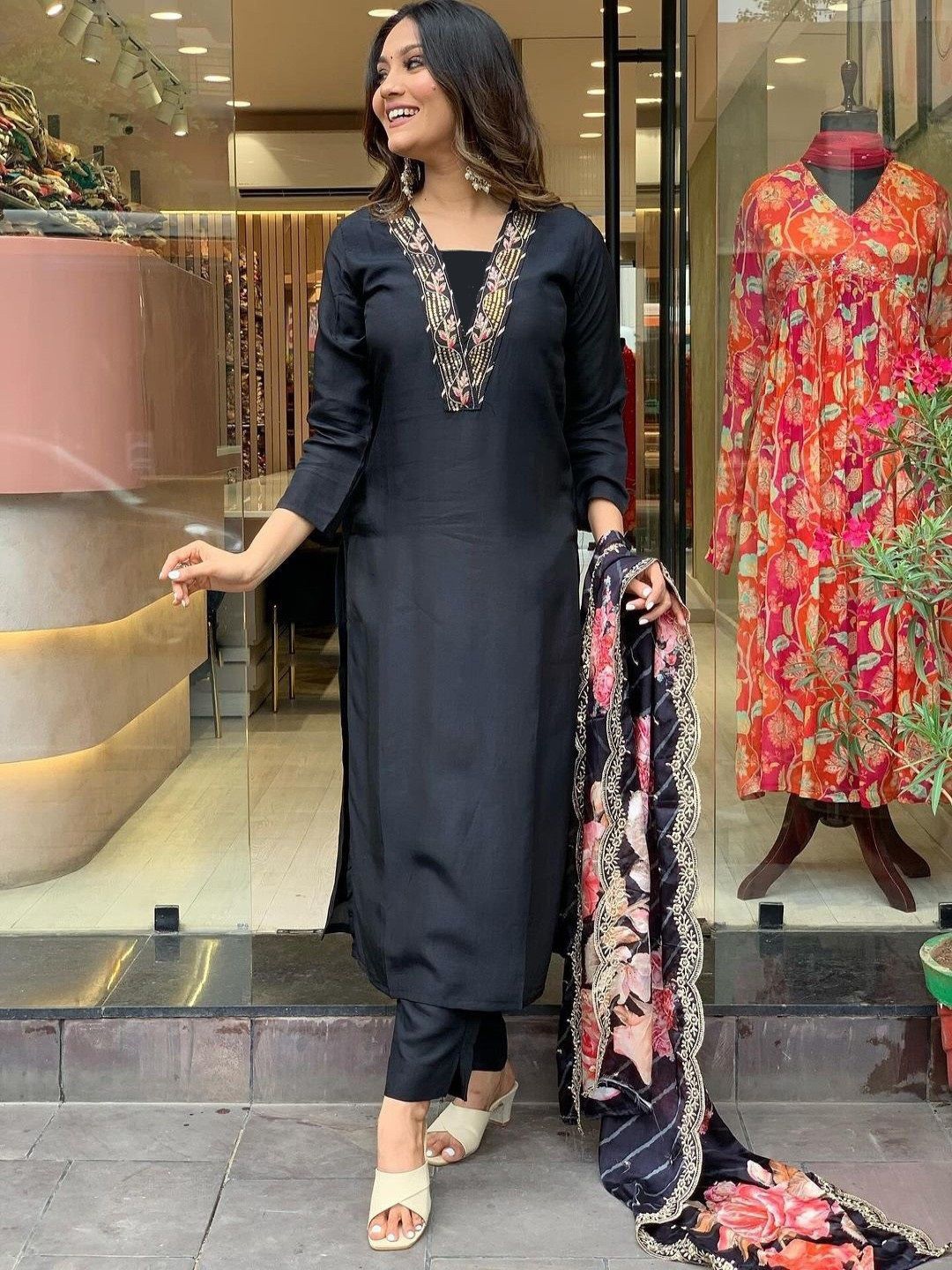 

DIVASTRI Floral Yoke Design V Neck Zari Straight Kurta With Trousers & Dupatta, Black