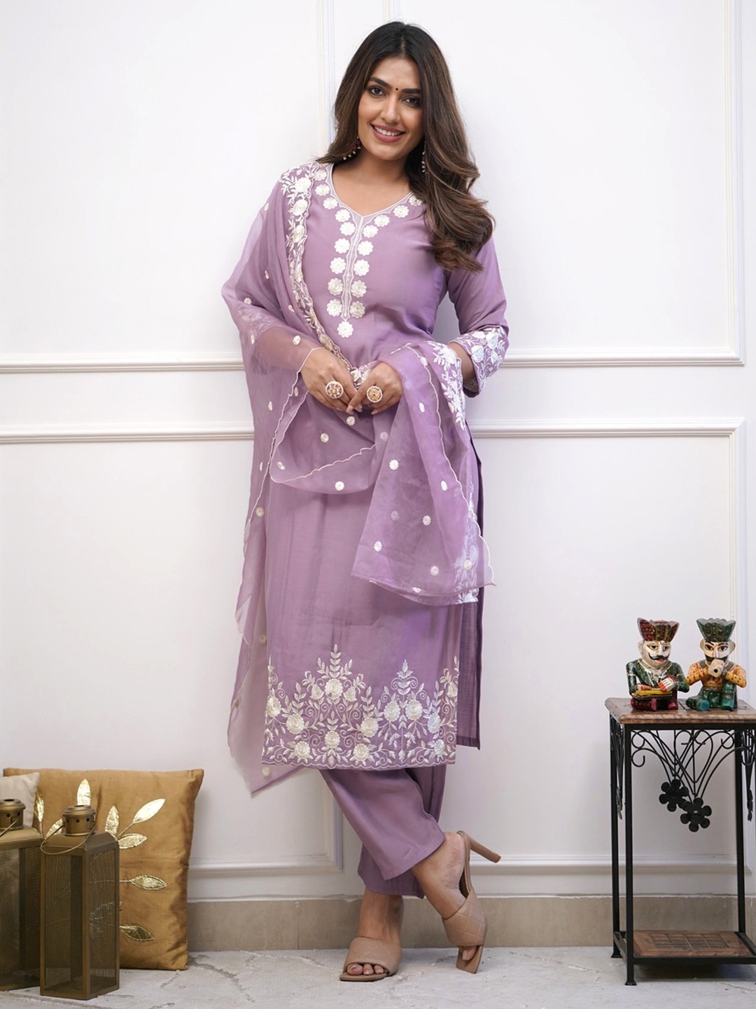 

REALLTREND Floral Yoke Design V-Neck Thread Work Straight Kurta With Trousers & Dupatta, Lavender