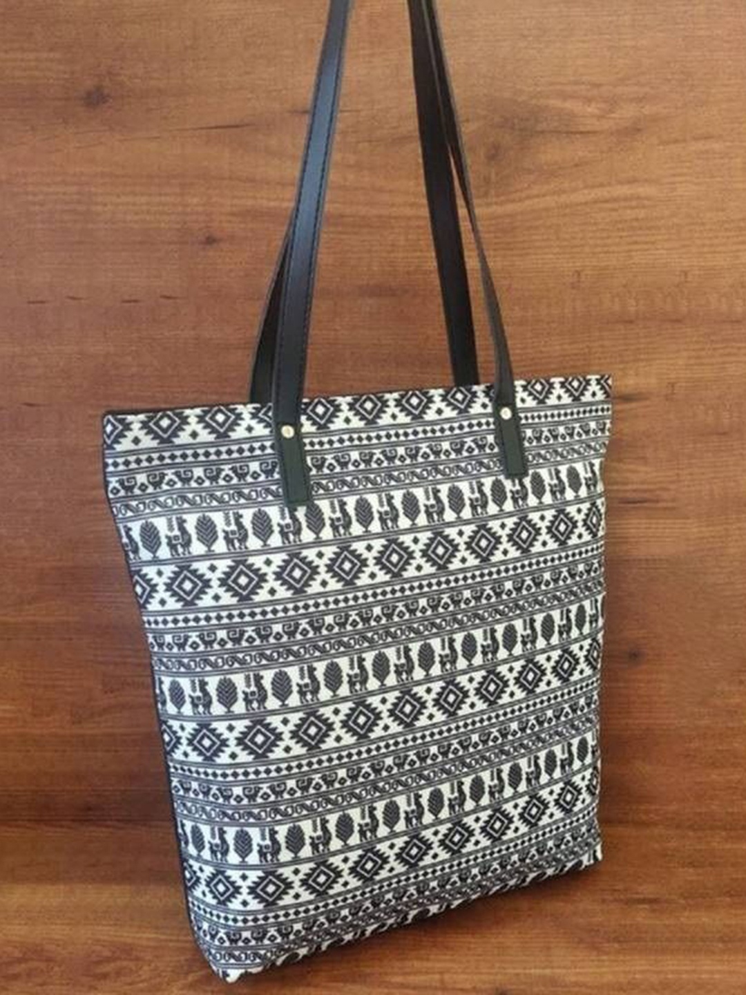 

SIDDHASWARI Textured Handheld Bag, Black