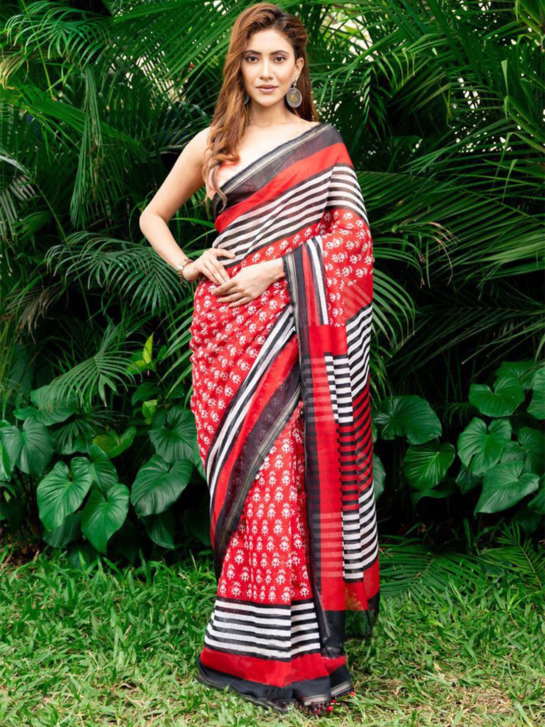 

Mitera Floral Pure Cotton Saree, Red