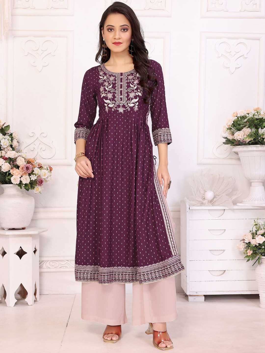 

Rangita Floral Embroidered Thread Work Straight Kurta, Purple
