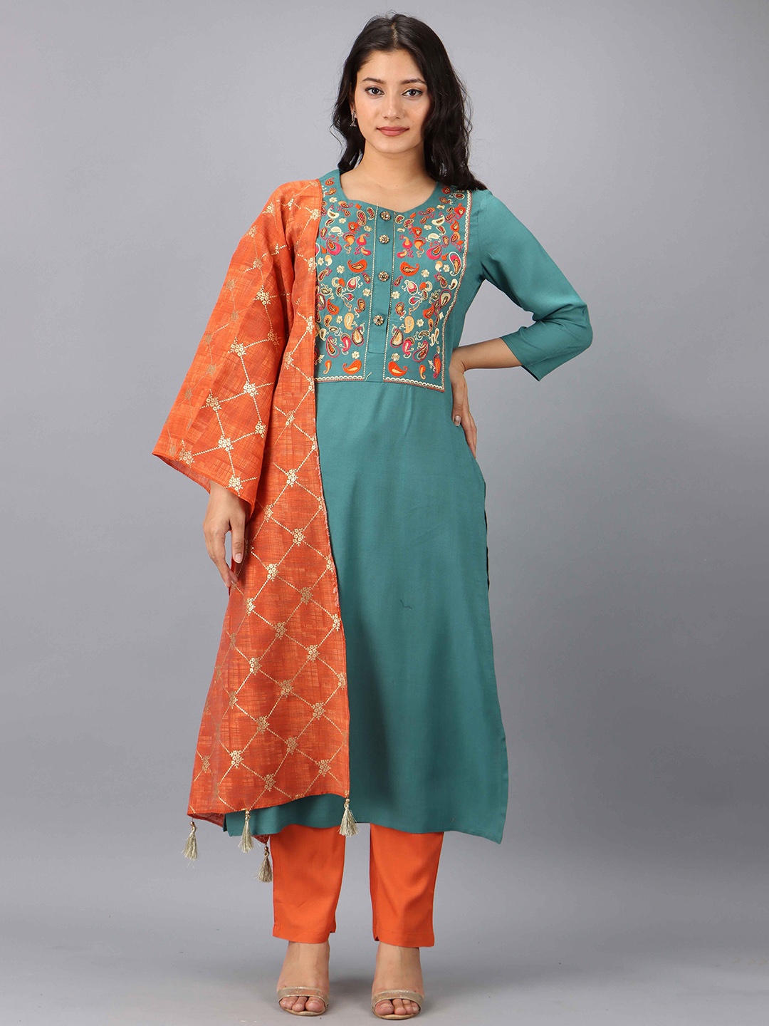 

DIVASTRI Emroidered Thread Work Straight Kurta With Trousers & Dupatta, Green