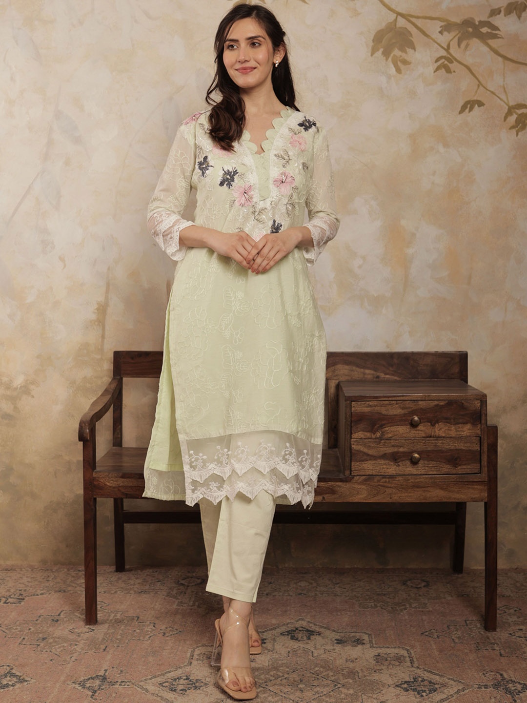 

SRIHA Floral Embroidered Sequinned Kurta With Trousers, Green