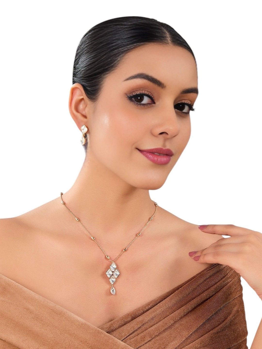 

AURAA TRENDS Kundan Stone Studded Jewellery Set, Gold