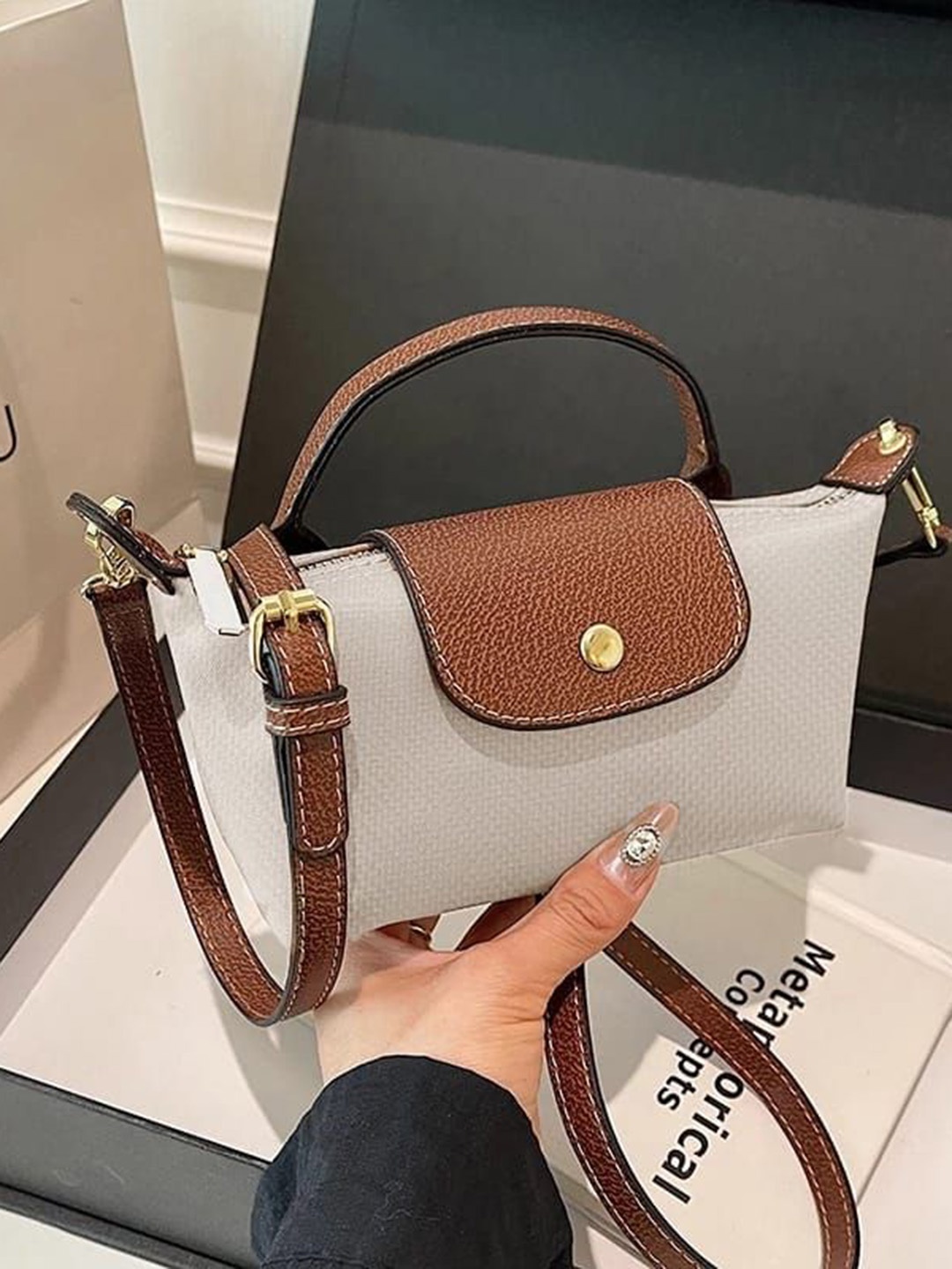 

LIZIQI Textured Colourblocked PU Swagger Handheld Bag With Applique, White