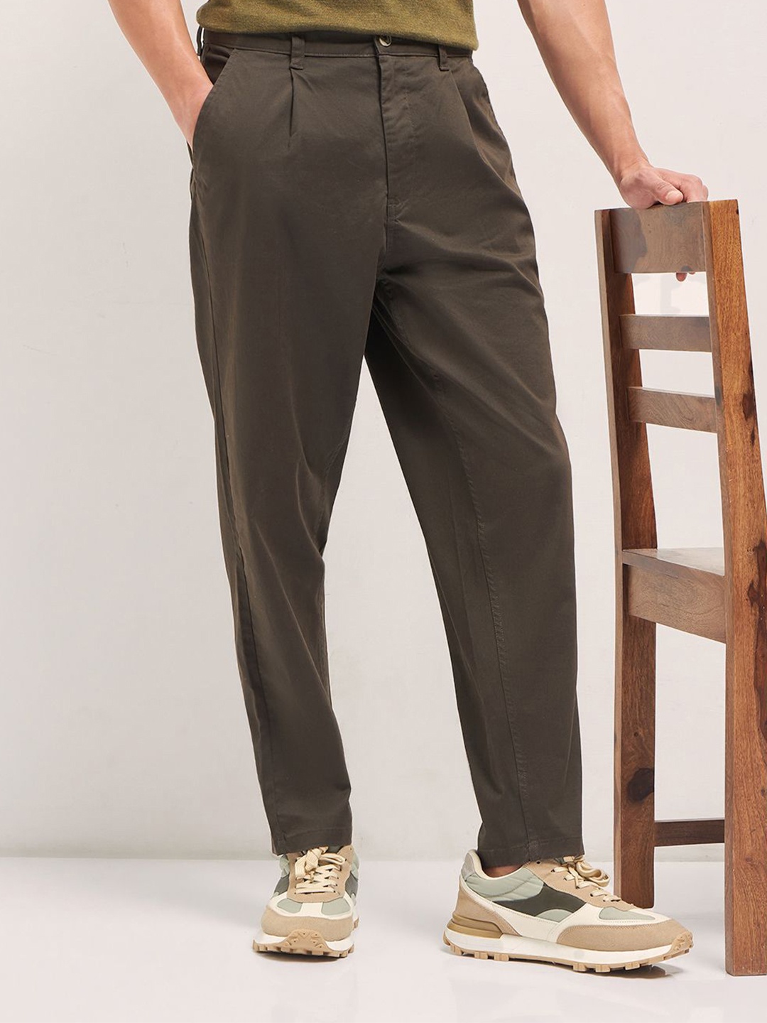 

THE BEAR HOUSE Men Solid Carrrot Fit Chinos Trousers, Brown
