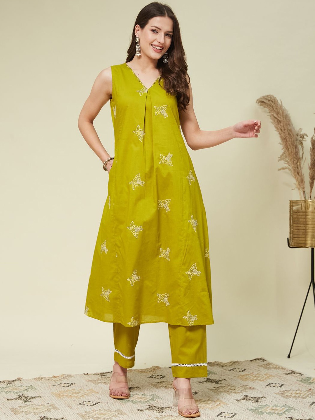 

MOKOSH Floral Printed V-Neck Sleeveless A-Line Kurta With Trousers, Green