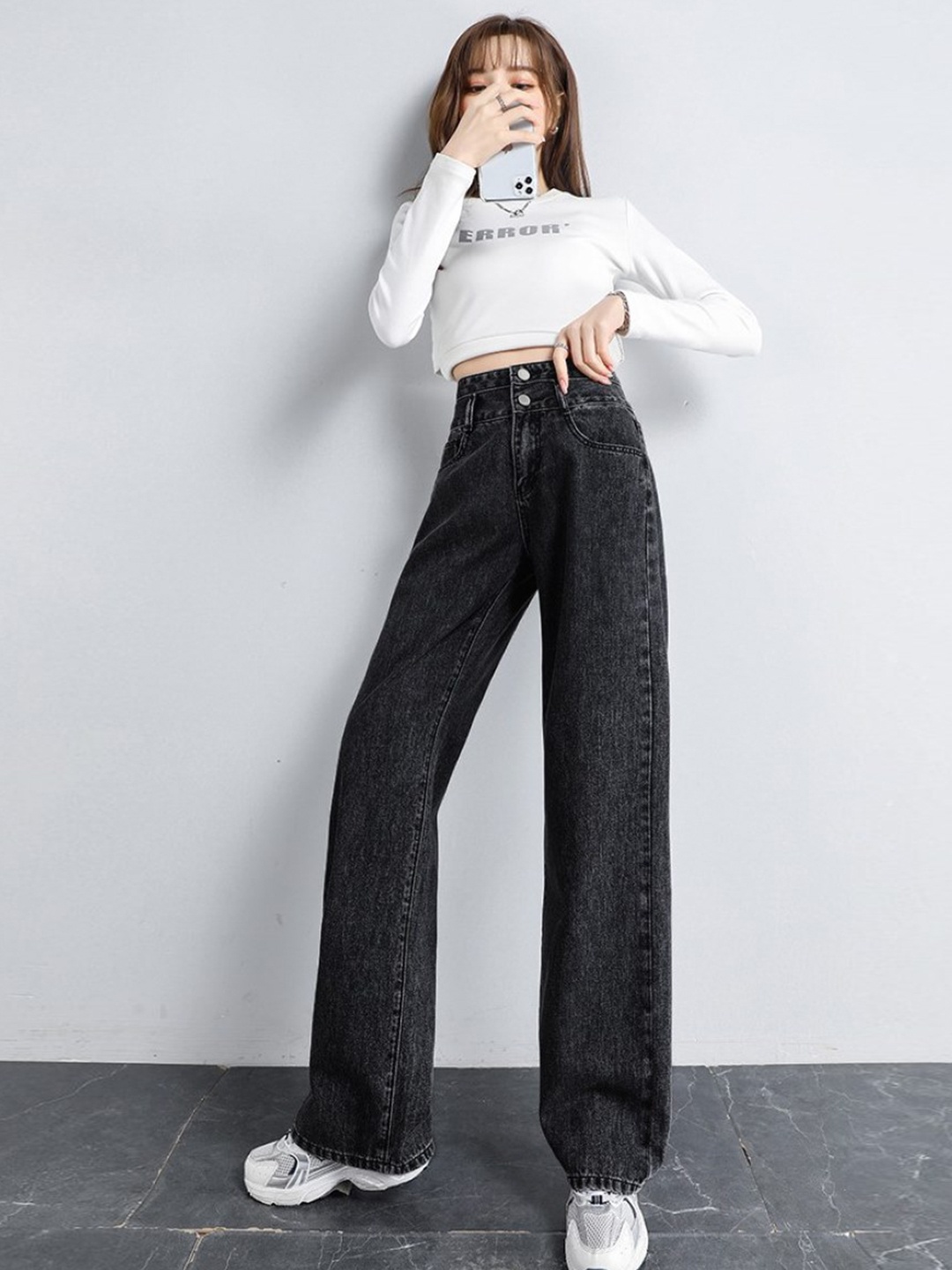 

StyleCast Women High-Rise Light Fade Clean Look Straight Fit Jeans, Black