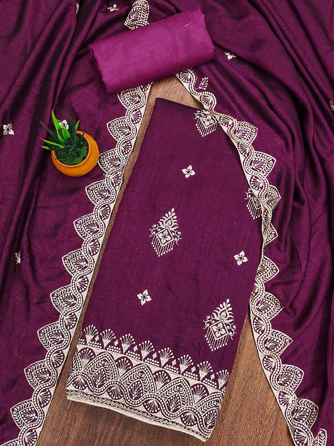 

SHADOW & SAINING Floral Embroidered Thread Work Unstitched Dress Material, Purple