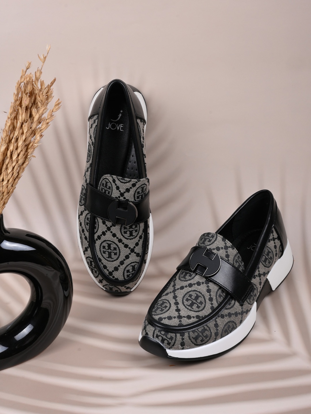 

Jove Women Printed Round Toe PU Loafers, Black