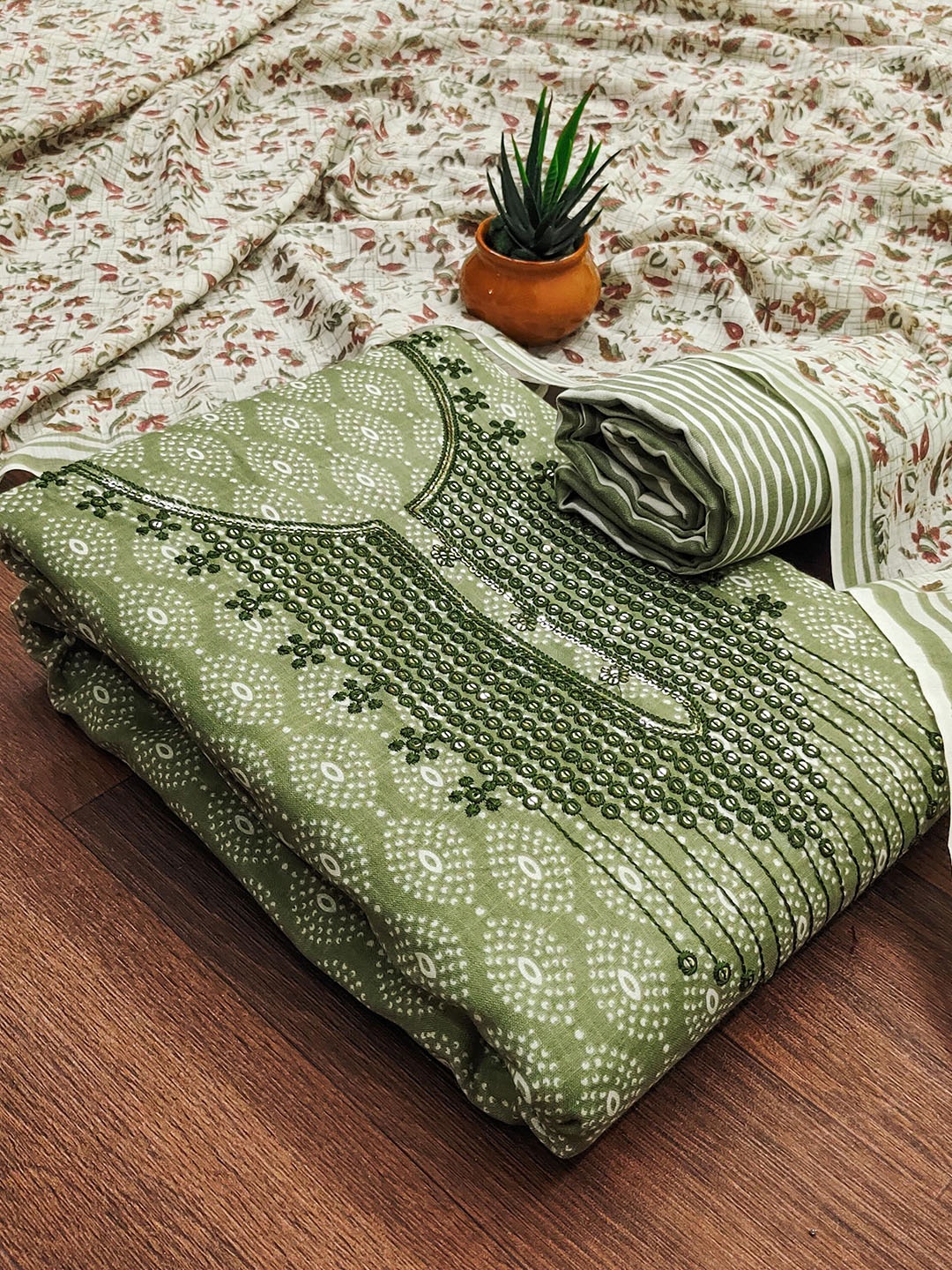 

SHADOW & SAINING Floral Printed Sequinned Unstitched Dress Material, Green