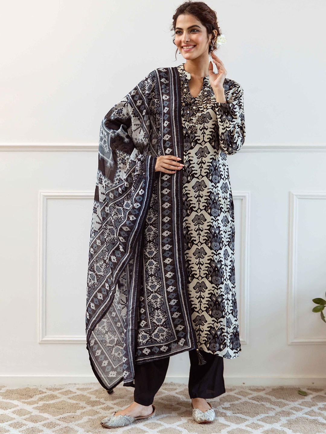

DIVASTRI Ethnic Motifs Printed Mandarin Collar Sequinned Kurta & Trouser & Dupatta, Black