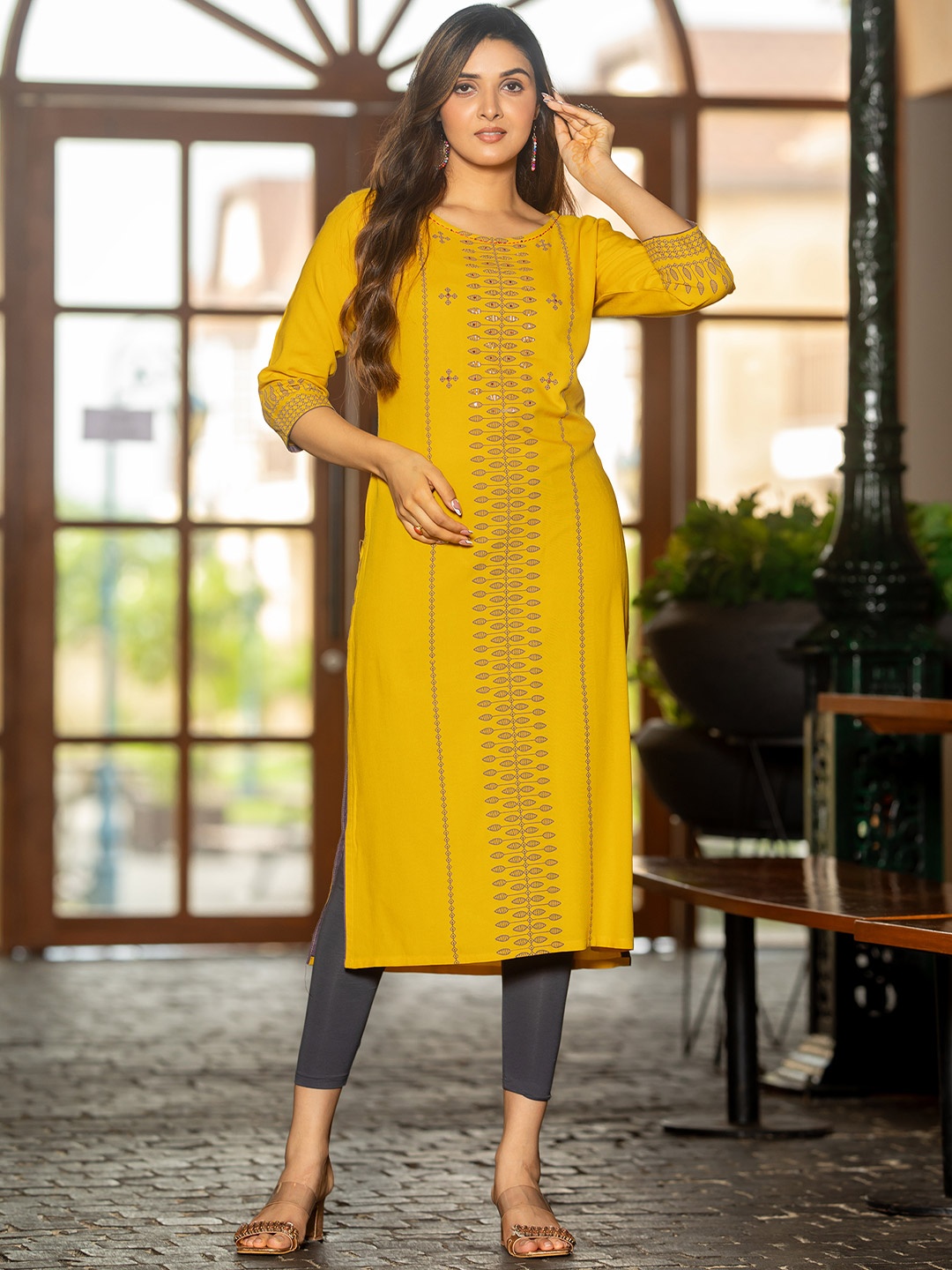 

MITTOO Floral Printed Beads And Stones Round Neck Straight Kurta, Yellow