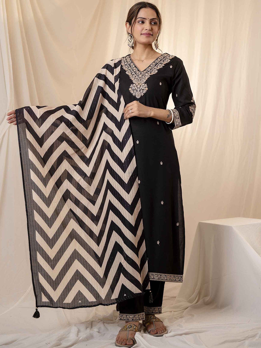 

DIVASTRI Floral Embroidered V-Neck Straight Kurta With Trousers And Dupatta, Black