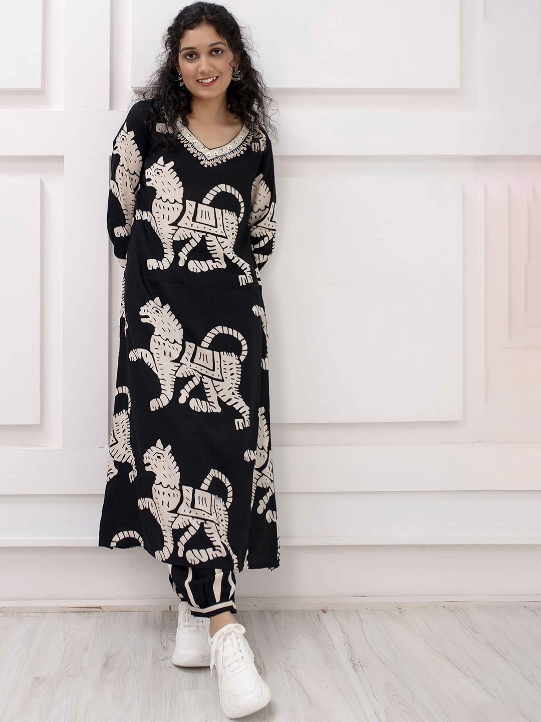 

DIVASTRI Quirky Printed V-Neck Sequinned A-Line Kurta With Afghani Salwar, Black