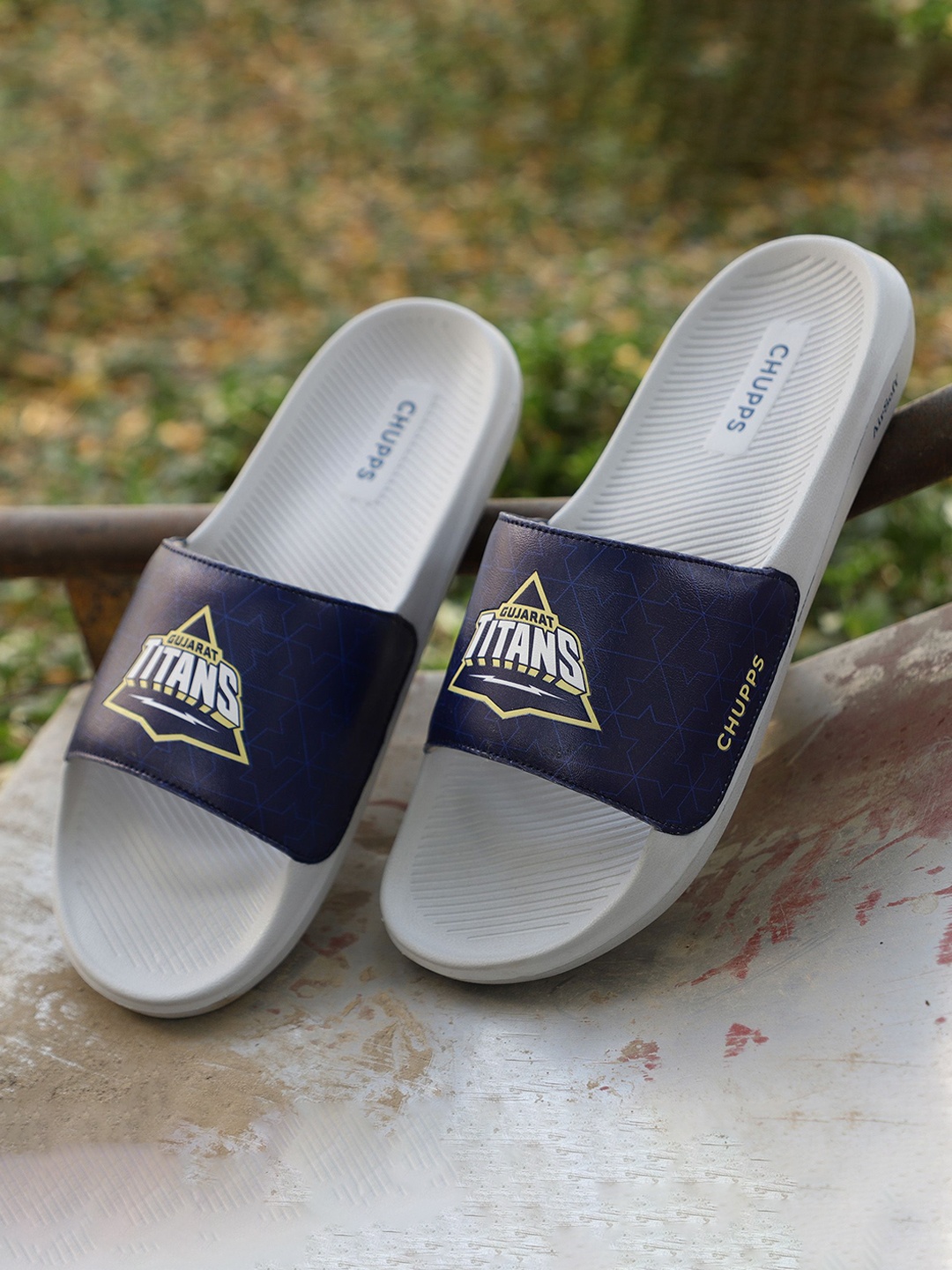 

CHUPPS Men Gujrat Titans Bold Printed Sliders, Navy blue