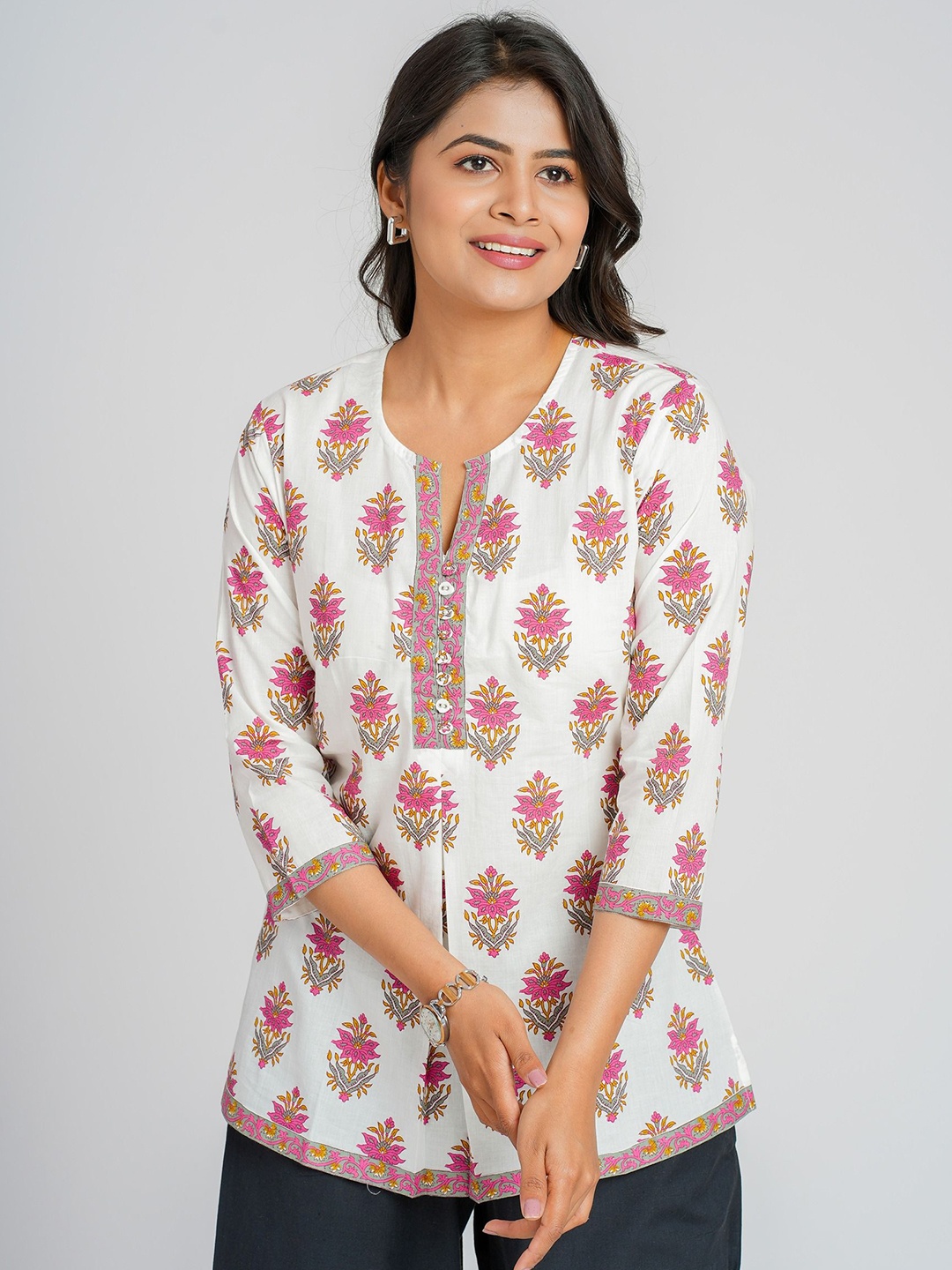 

Cotton Curio Women Cotton Block Printed V Neck Short Top, Pink