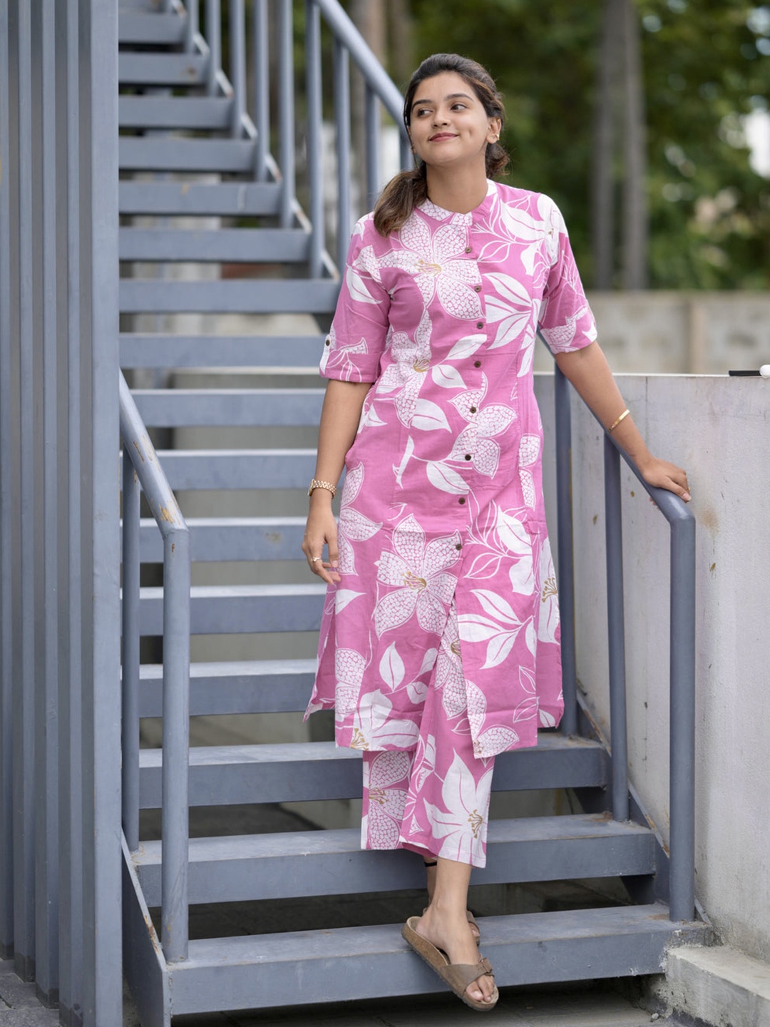 

GoSriKi Floral Printed Mandarin Collar A-Line Kurta With Trousers, Pink