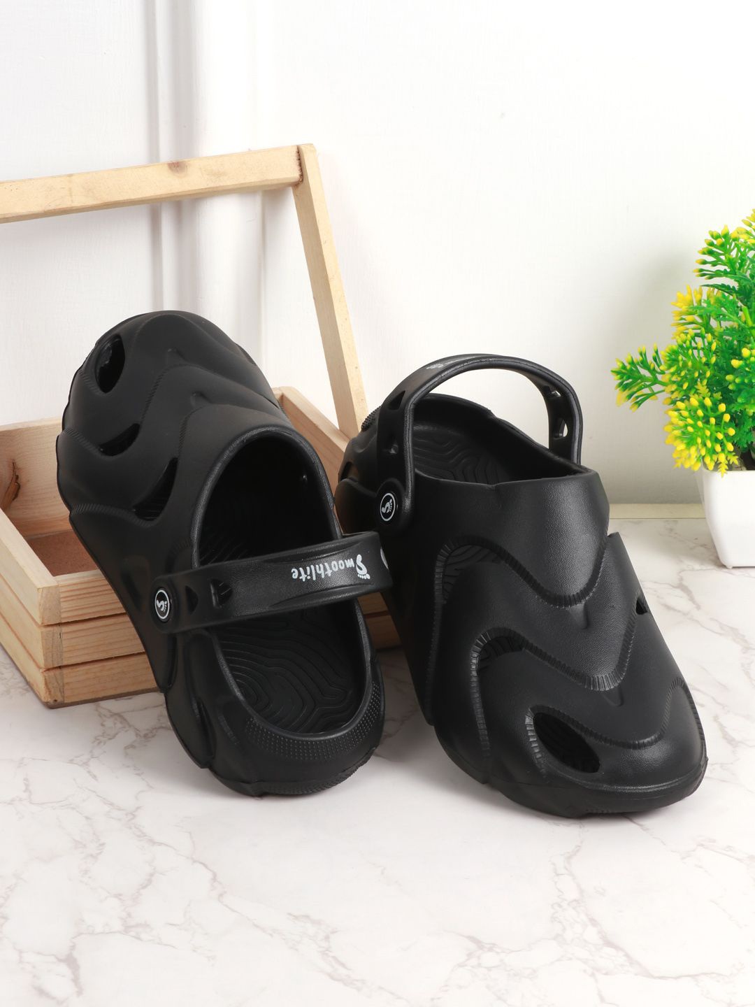 

Smoothlite Men Solid Rubber Clogs, Black