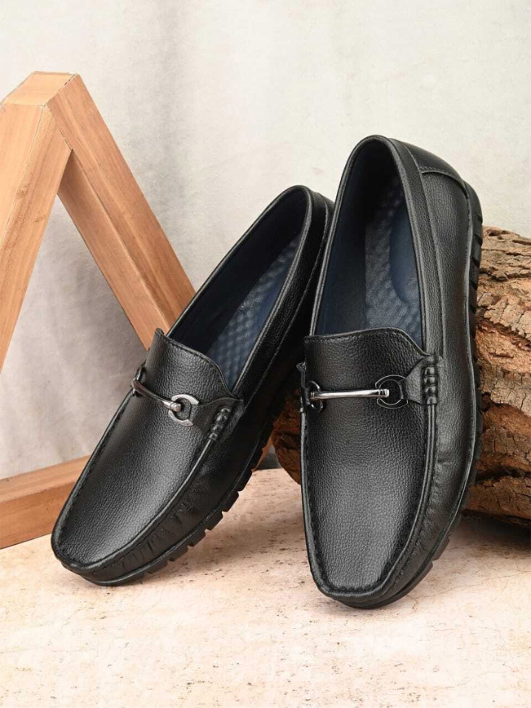 

WAINERS Men Textured Leather Loafers, Black