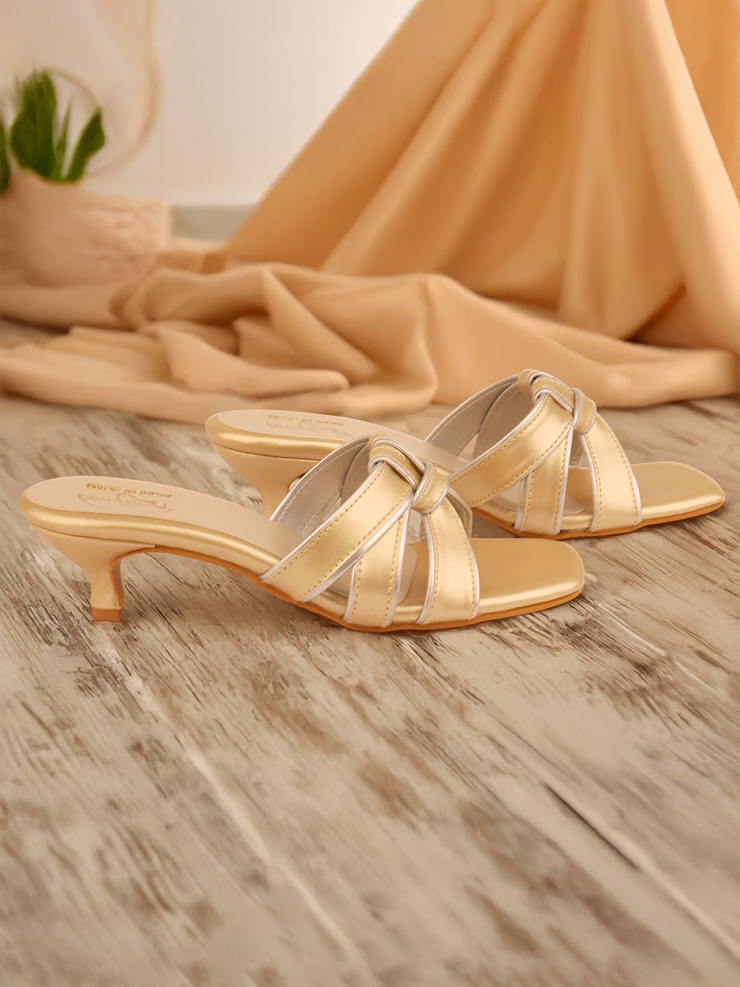 

Bowtoes Kitten Pumps, Gold