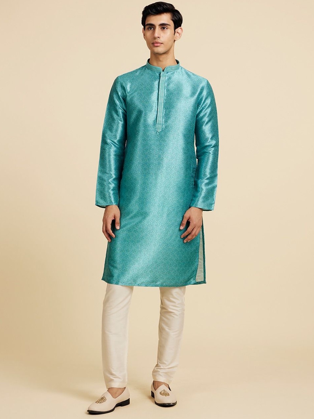 

Diwas by Manyavar Floral Embellished Sequinned Mandarin Collar Straight Kurta, Green