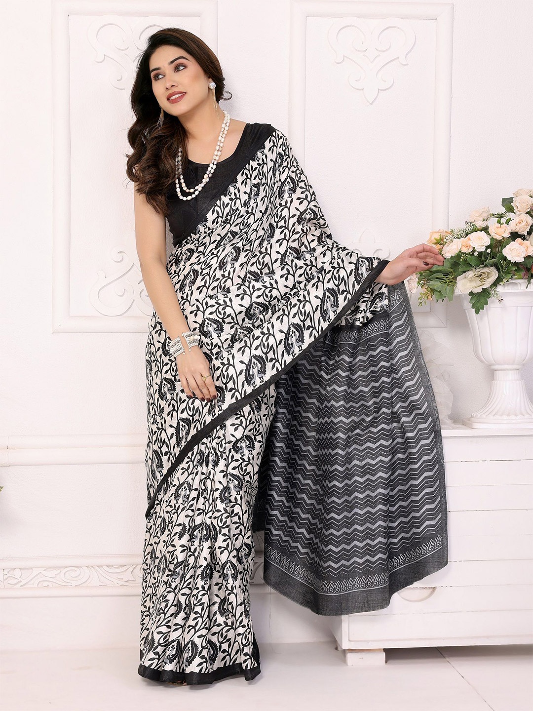 

ROOP SUNDARI SAREES Ethnic Motifs Khadi Saree, Black