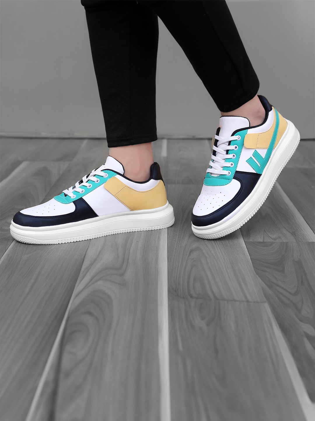 

riffway Men Colourblocked Lace-Ups Round Toe Sneakers, White