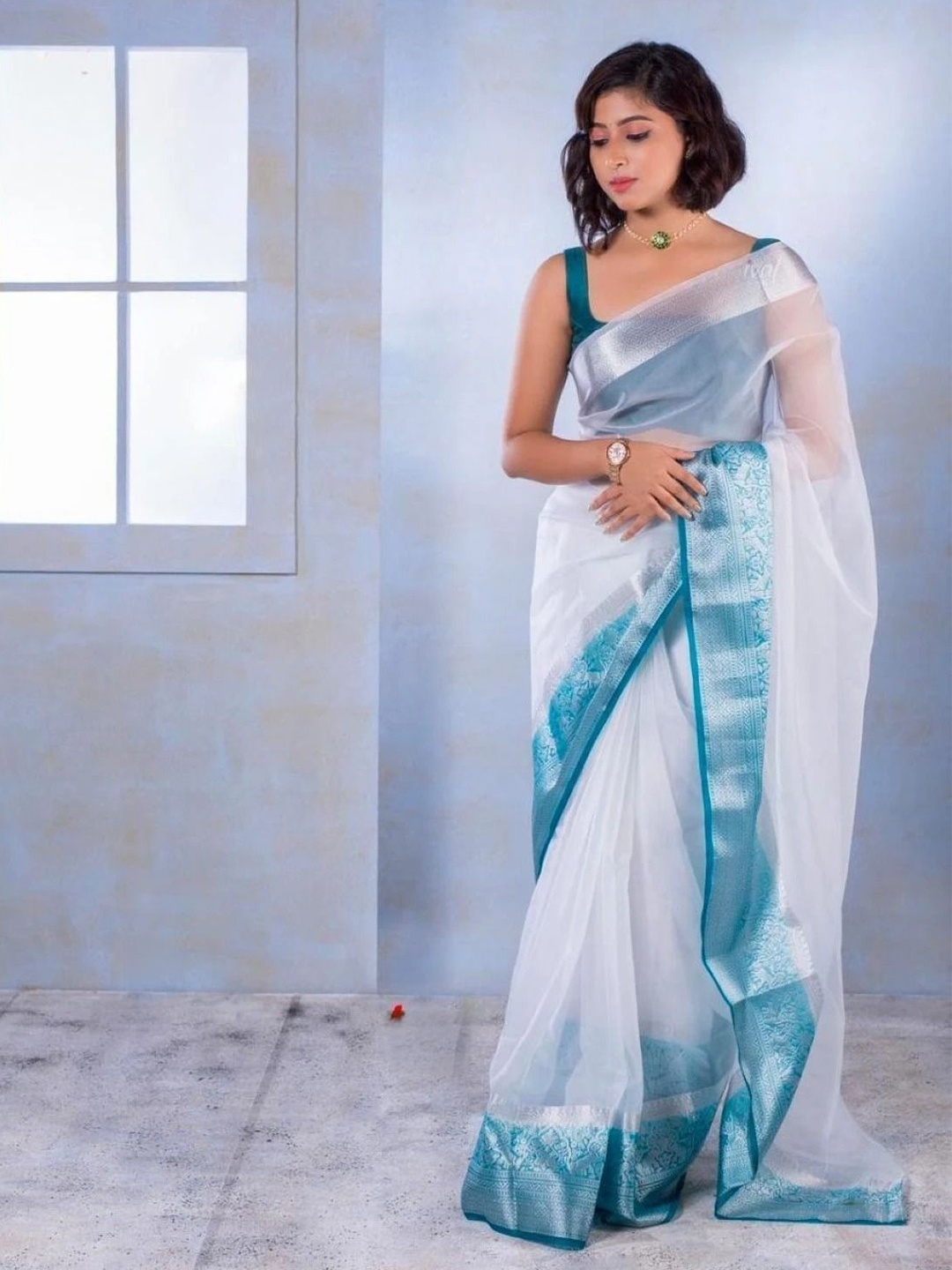 

DIVASTRI Woven Design Zari Organza Saree, White